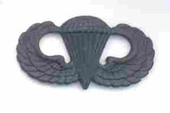 Parachutist Basic badge in black subdued metal - Saunders Military Insignia