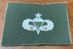 Senior Parachute Wing with two stars sew on in subdued cloth - Saunders Military Insignia